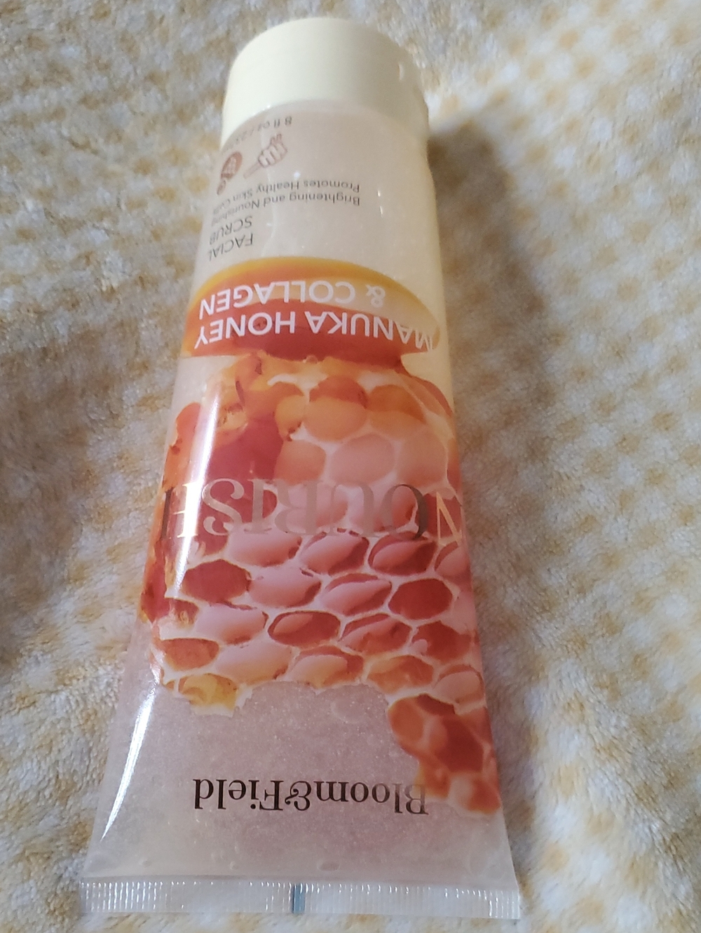 Manuka Honey & Collagen Facial Scrub - Cream/Peach